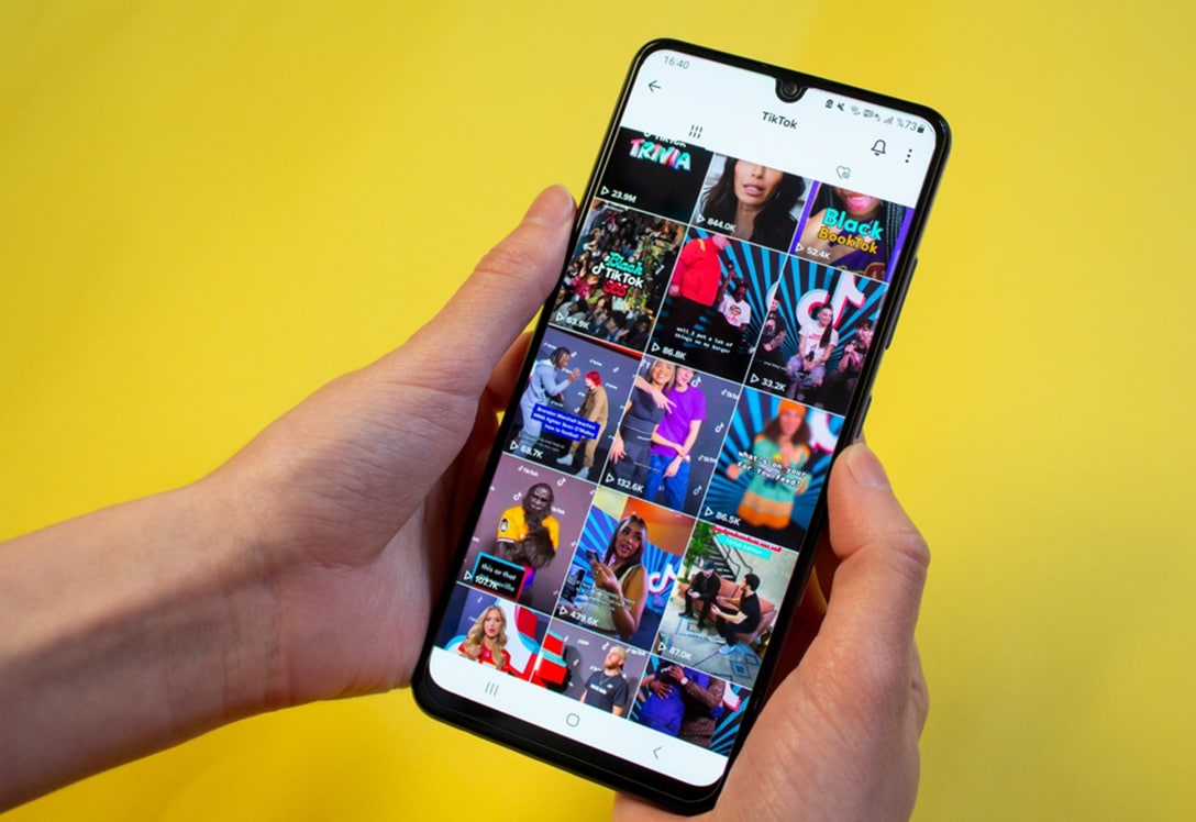 Contenidos de TikTok en un un smartphone