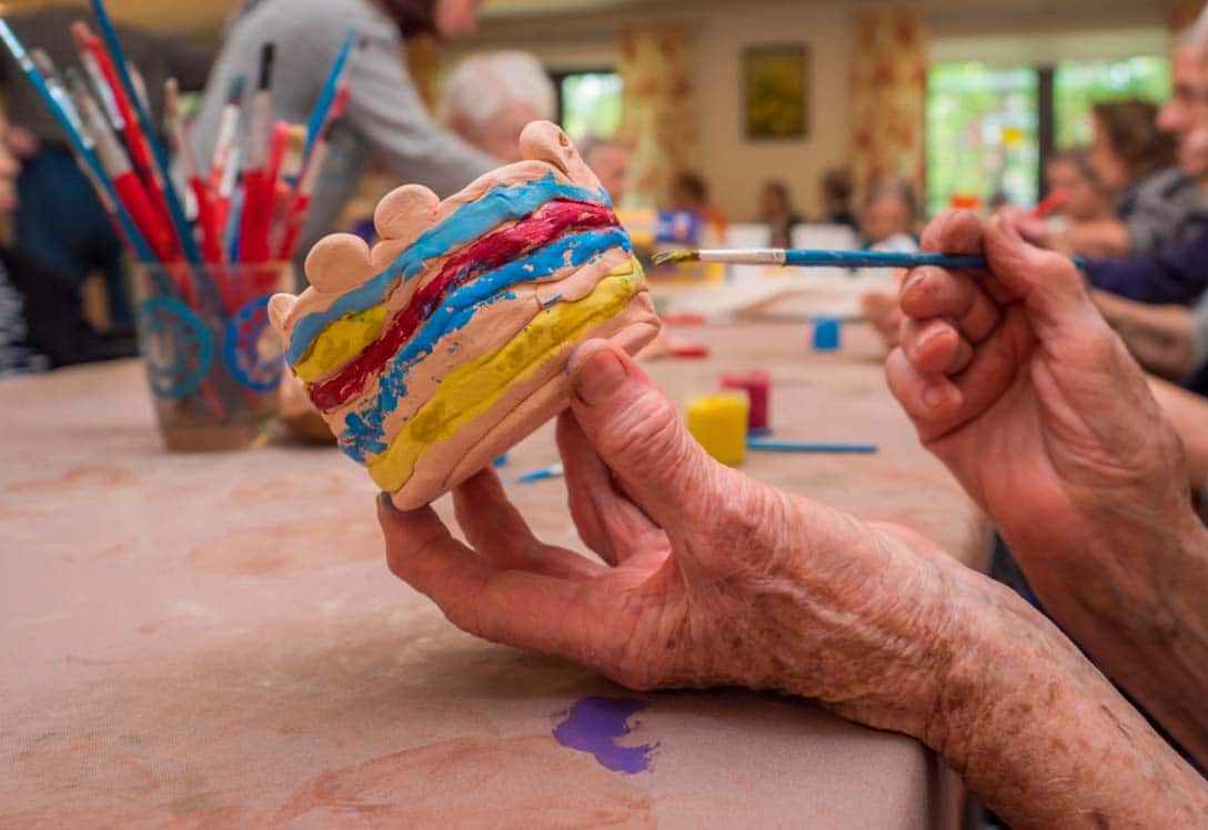 Ancianos haciendo trabajos manuales