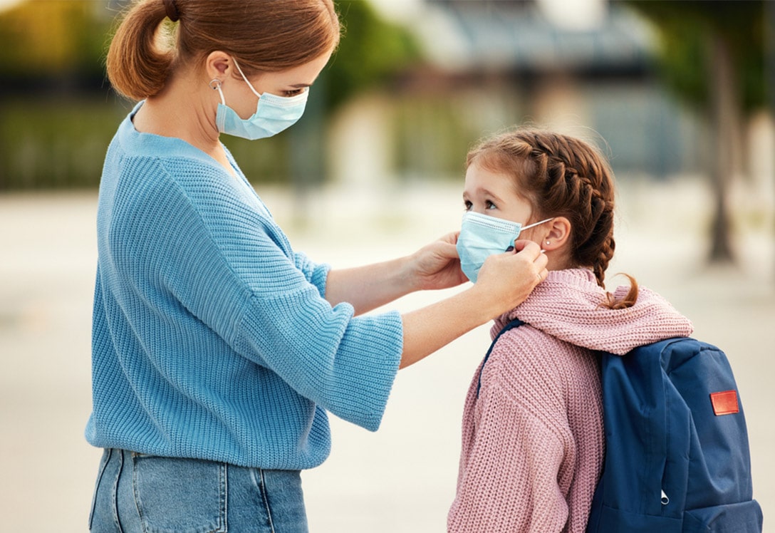 Uso de la mascarilla por una niña