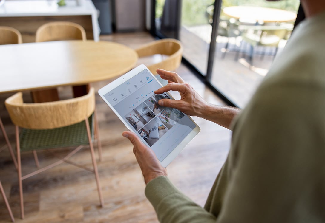 usuario configura dispositivos con Ia en su tablet