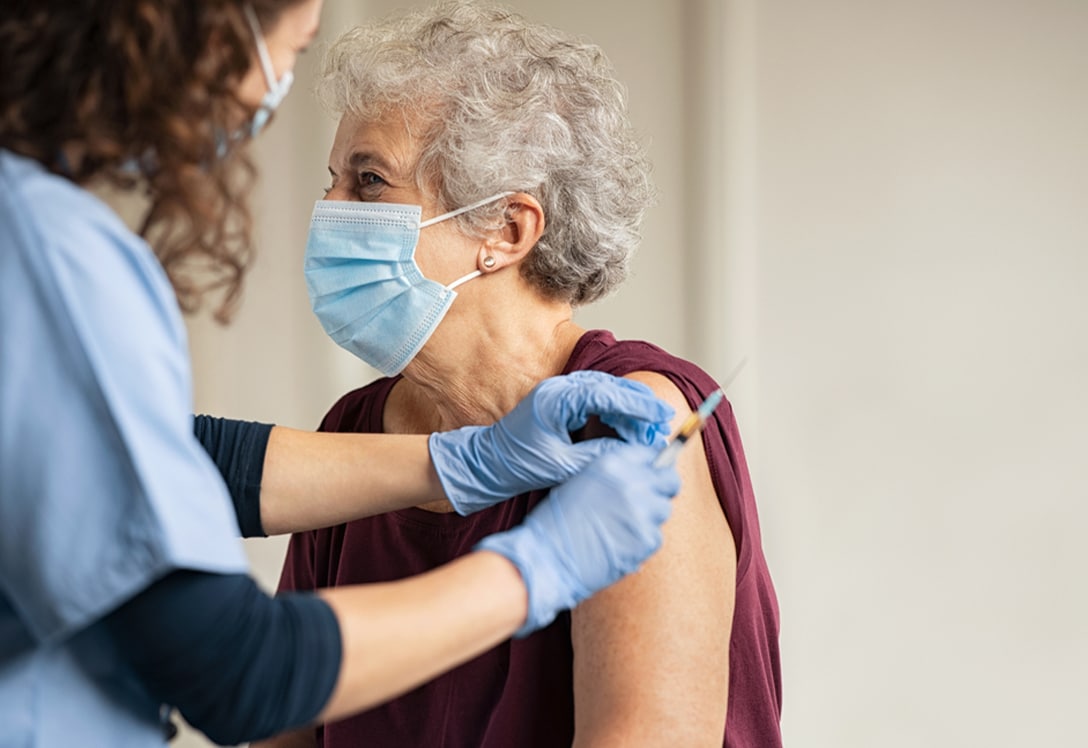 Una señora recibe la vacuna contra el COVID 19