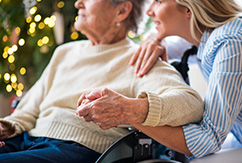 Mujer anciana de la mano de una voluntaria