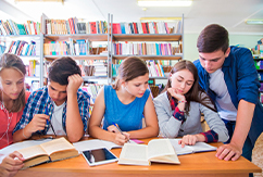 Jóvenes estudiando en una biblioteca