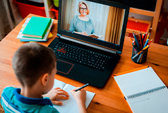 Niño recibiendo una clase online