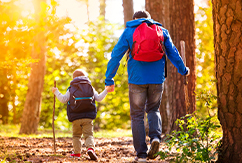 Padre e hijo haciendo senderismo en otoño