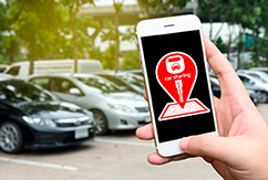 Persona reservando car sharing