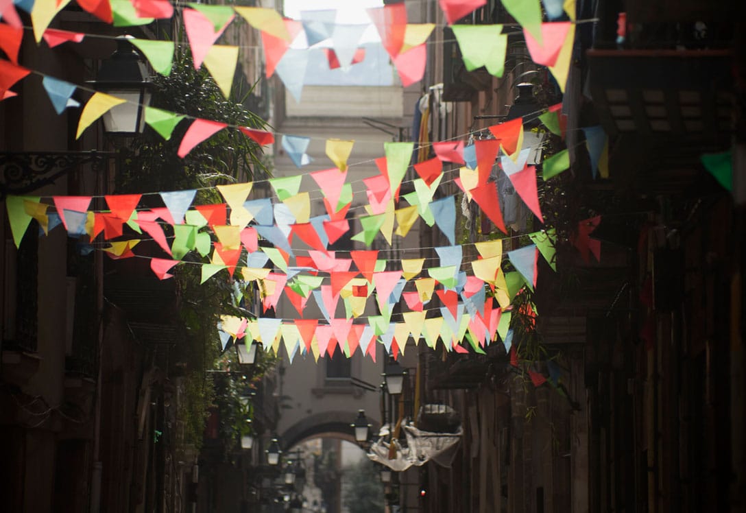 banderines decorativos en calle en fiestas