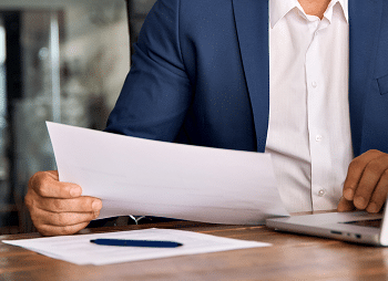 profesional revisa declaración de la renta