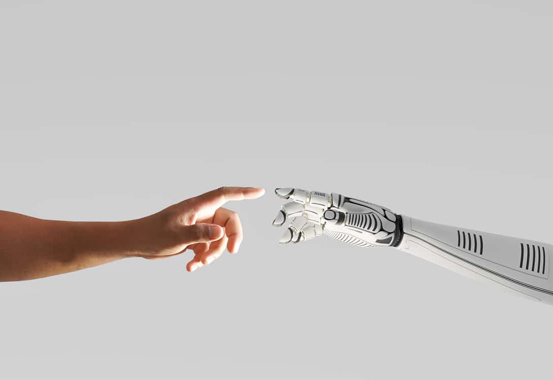 mano robot y mano humana