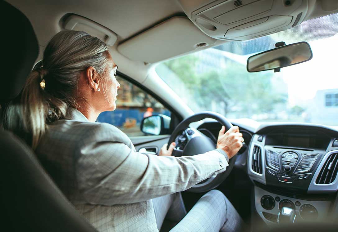 mujer conduciendo vehículo propio